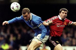 Duncan-Ferguson-of-Everton-beats-Roy-Keane